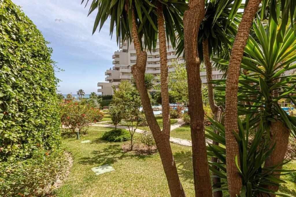 797 Holiday Rentals- Precioso Piso Con Vistas Al Jardin En Benalbeach Benalmádena Kültér fotó
